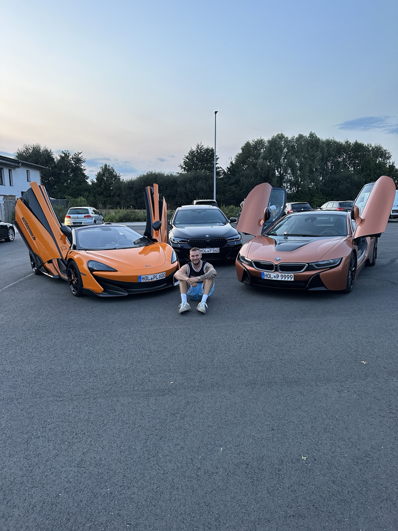 Philipp Lange mit seinen Autos